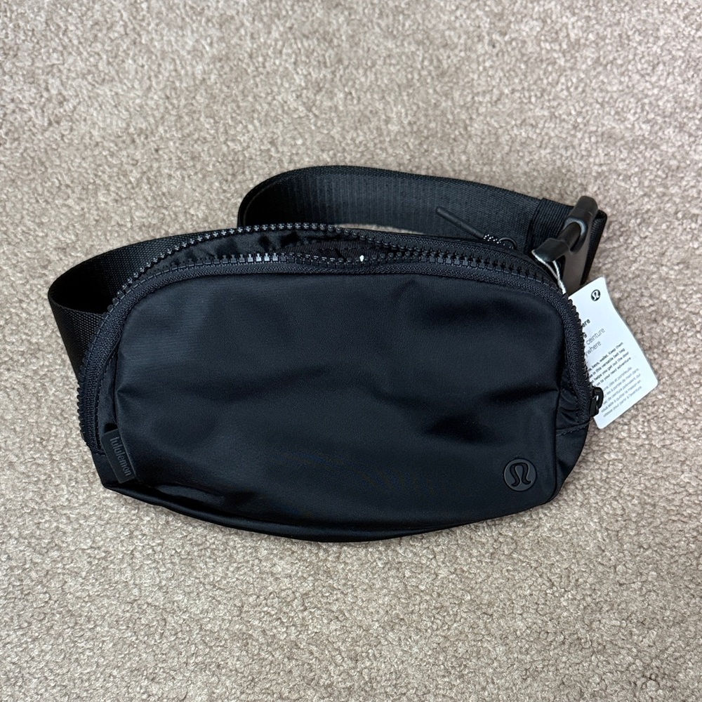 lululemon athletica 1L everywhere belt bag